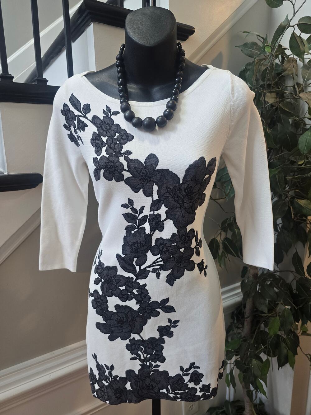 WHBM Sheath Dress Women's SZ XS White/Black Floral Knit Boat Neck 3/4 Sleeves